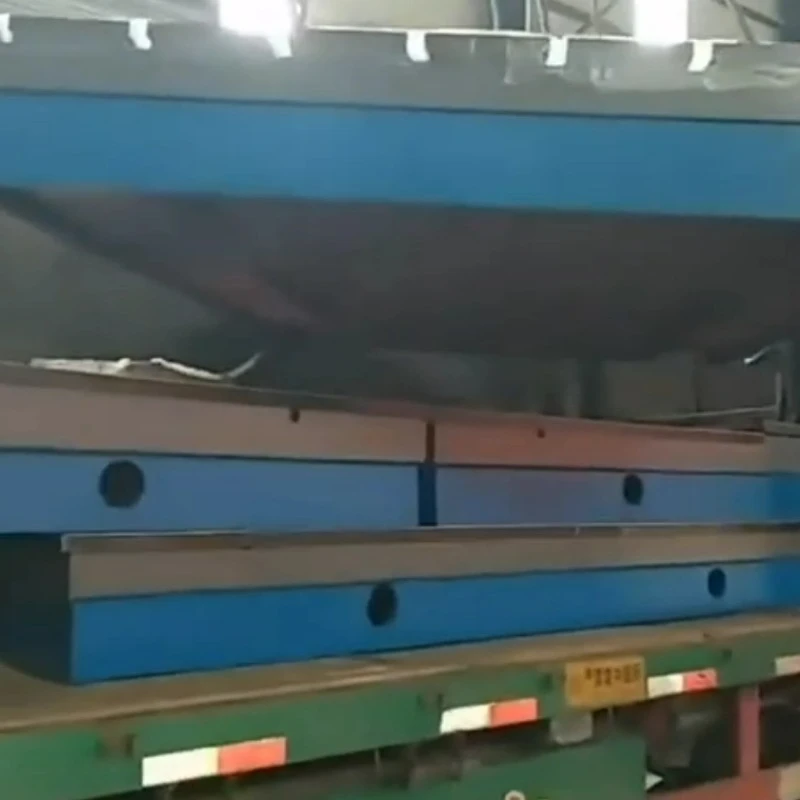 Osam platformi od lijevanog željeza ubacuje se na vozilo radi otpreme