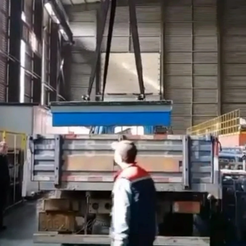 Platforma od lijevanog željeza puni se na vozilo radi otpreme